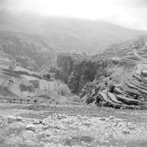 Kloof van de Kadisha met zicht op het dorp Hadchit, Bestanddeelnr 255-6450
