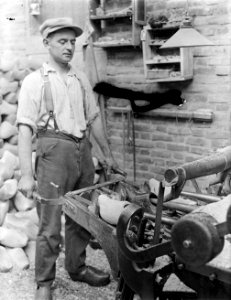 Klompenmakerij Gebr Van der Velde in Best - het machinaal uitboren van twee klo, Bestanddeelnr 252-0760
