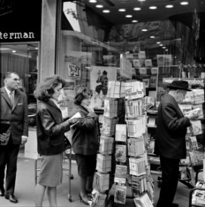 Klanten bekijken boeken die op straat staan uitgestald, Bestanddeelnr 254-0366