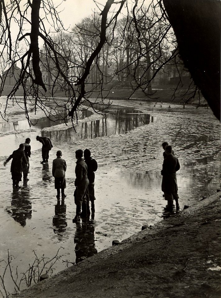 Kloppersingel, nabij het Prinsen Bolwerk, tijdens het invallen van de dooi. Aangekocht in 1977 van fotograaf C. de Boer, NL-HlmNHA 54010752