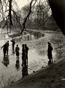 Kloppersingel, nabij het Prinsen Bolwerk, tijdens het invallen van de dooi. Aangekocht in 1977 van fotograaf C. de Boer, NL-HlmNHA 54010752