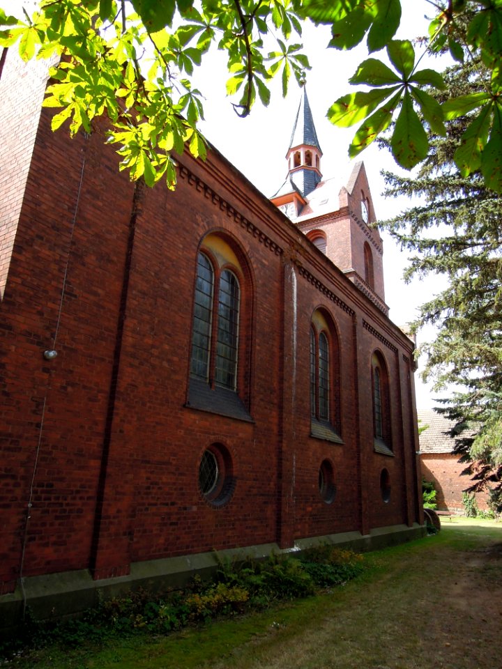 Kirche Dabrun -Nordansicht mit Kastanie- im August 2020