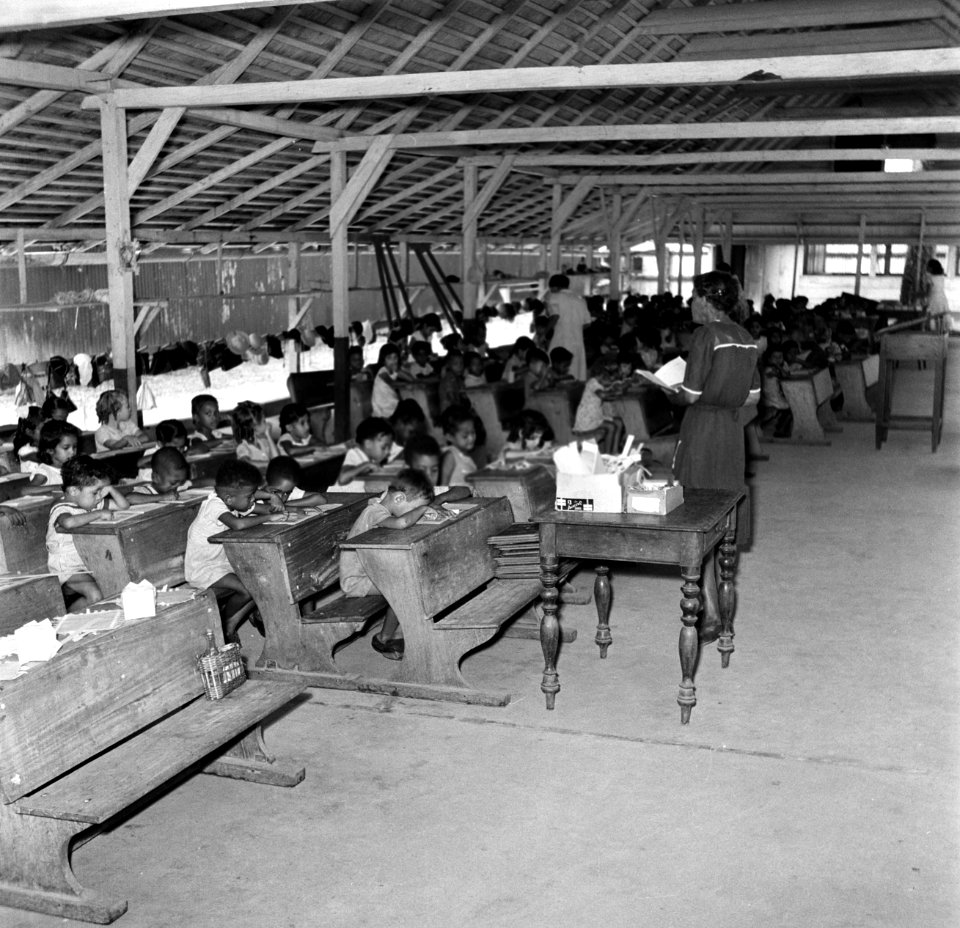 Klaslokaal op de Oranjeschool (Lagere School) in Paramaribo, Bestanddeelnr 252-6215