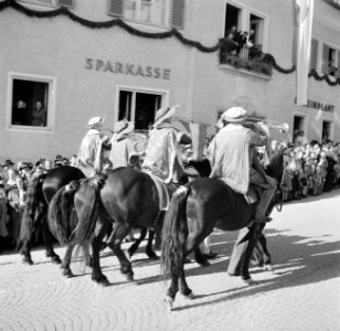 Klaroenblazers te paard in de optocht bij de oogstfeesten, Bestanddeelnr 254-1889