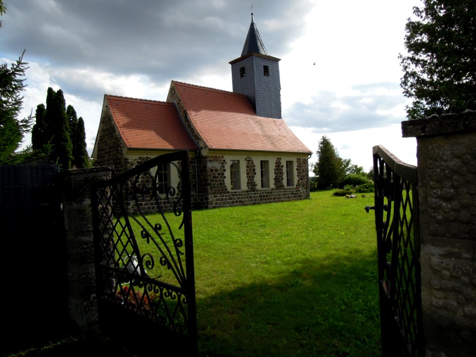 Kirche Berkau -Nordostansicht mit Einfriedung und Tor- im August 2020