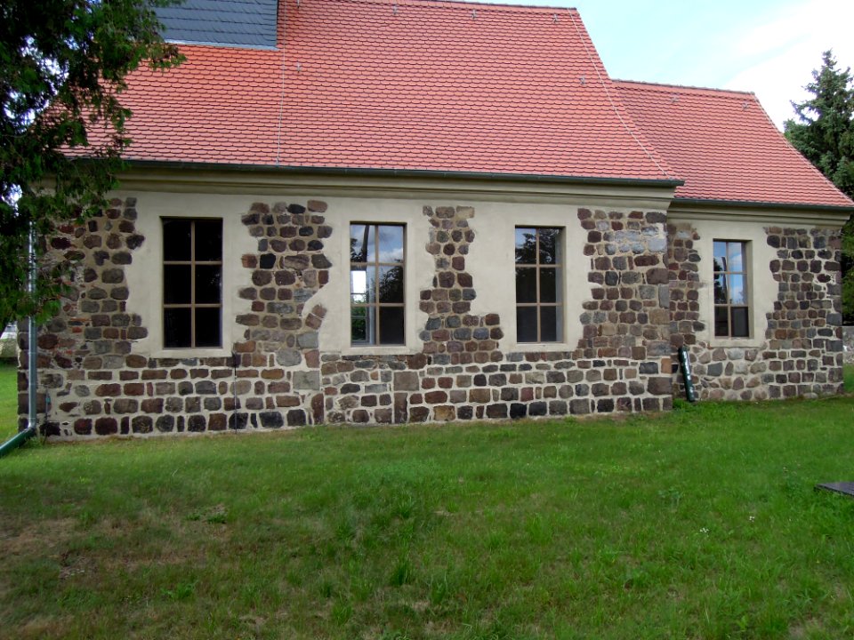 Kirche Berkau -Zur Südfassade- im August 2020