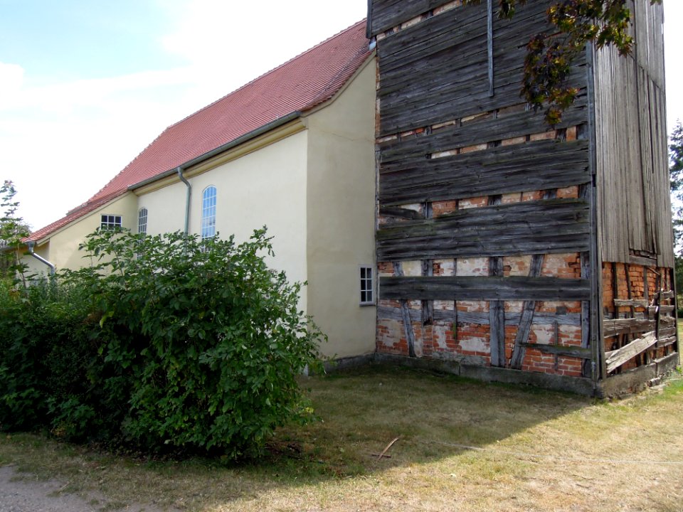 Kirche Bleddin -Nordwestansicht Turmbasis- im August 2020