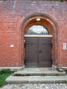 Kirche Dabrun -Westfassade mit Hauptportal im Detail- im August 2020
