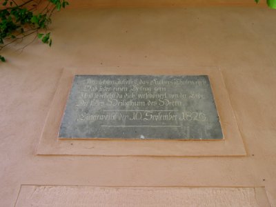 Kirche Dobien -Nordfassade Portaltafel mit Einweihungsdatum- August 2020
