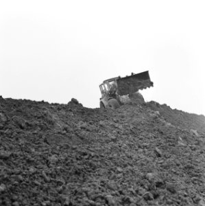 Klei, bulldozers, werkzaamheden, Bestanddeelnr 253-7548