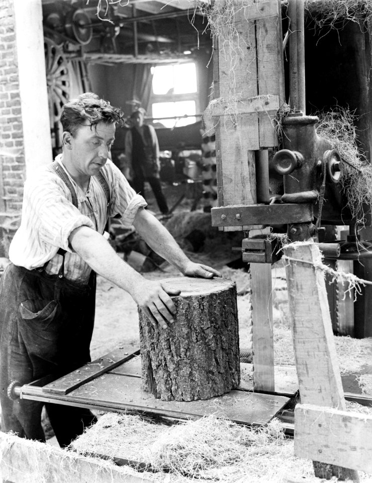 Klompenmakerij Gebr Van der Velde in Best, man bezig met het zagen van en blok , Bestanddeelnr 252-0764