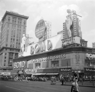 Kledingwinkel Bond Clothes op Times Square, gezien richting Broadway, Bestanddeelnr 191-0809 photo