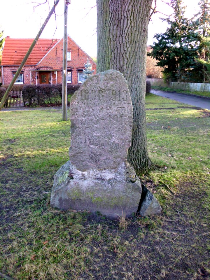 Klein Gottschow Gedenkstein 1