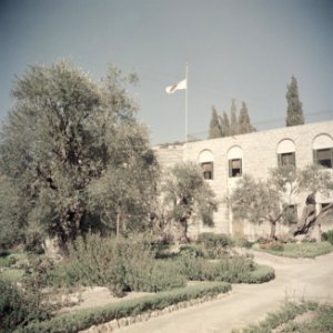 Klooster in de Hof van Gethsemaneh. Een kijkje in de kloostertuin ter plaatse va, Bestanddeelnr 255-9766
