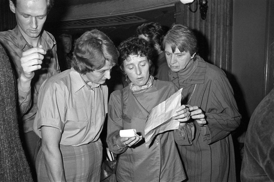 Klein-Links in Amsterdam vlnr Ria Beckers (PPR), Ina Brouwer (CPN), Cathy Ube, Bestanddeelnr 933-6037