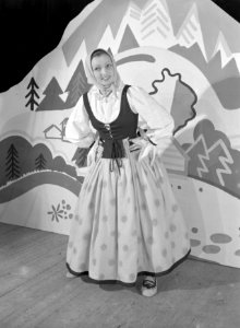 Kleinkunstenares Stephanie Górska in een act als meisje van het platteland, Bestanddeelnr 190-1249