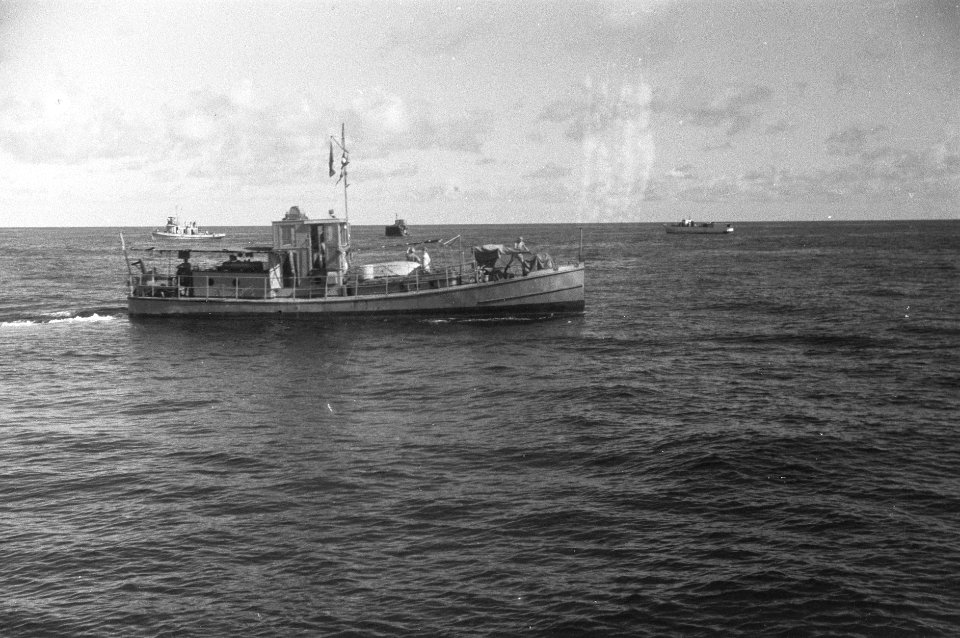 Klein bewapend vaartuig op zee, Bestanddeelnr 2395