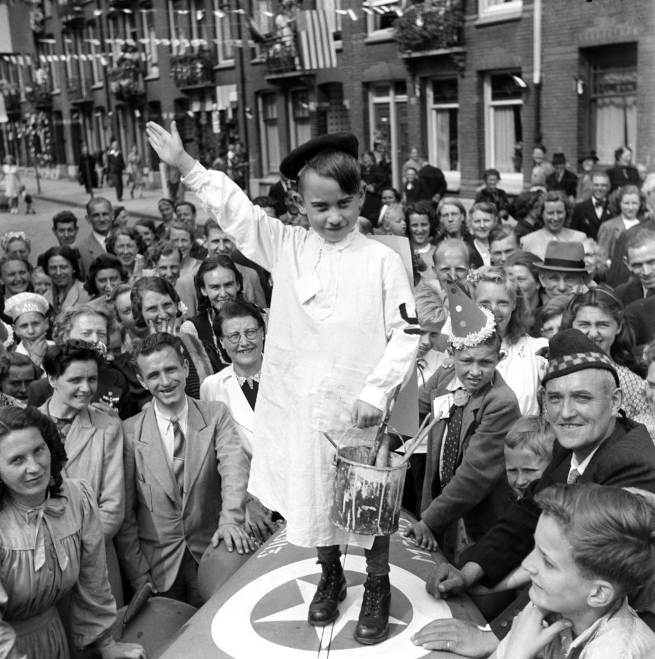Klein jongetje verkleed als schilder Hitler brengt de Hitlergroet, Bestanddeelnr 900-4531