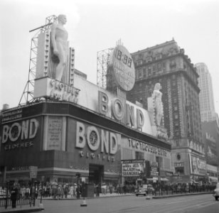Kledingwinkel Bond Clothes op Times Square, gezien vanaf Broadway, Bestanddeelnr 191-0806
