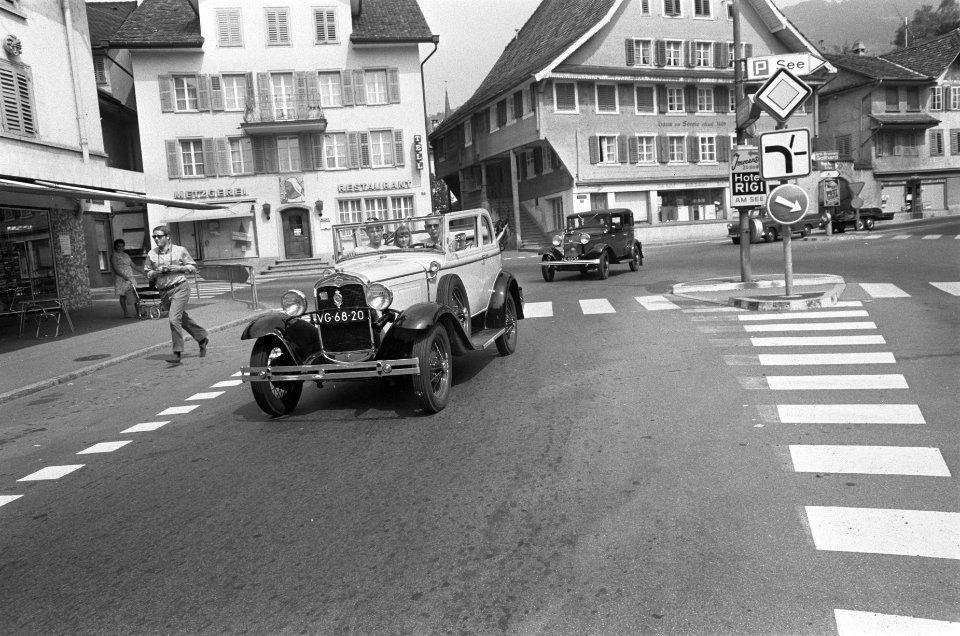 Klassieke Ford rijdt door de Zwitserse plaats Weggis aan he tVierwalstáttersee, Bestanddeelnr 920-4867