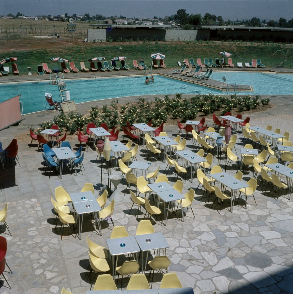 Kirjat Gat Hotel Avia gezicht op het terras met tafels en stoelen in pasteltin, Bestanddeelnr 255-9233