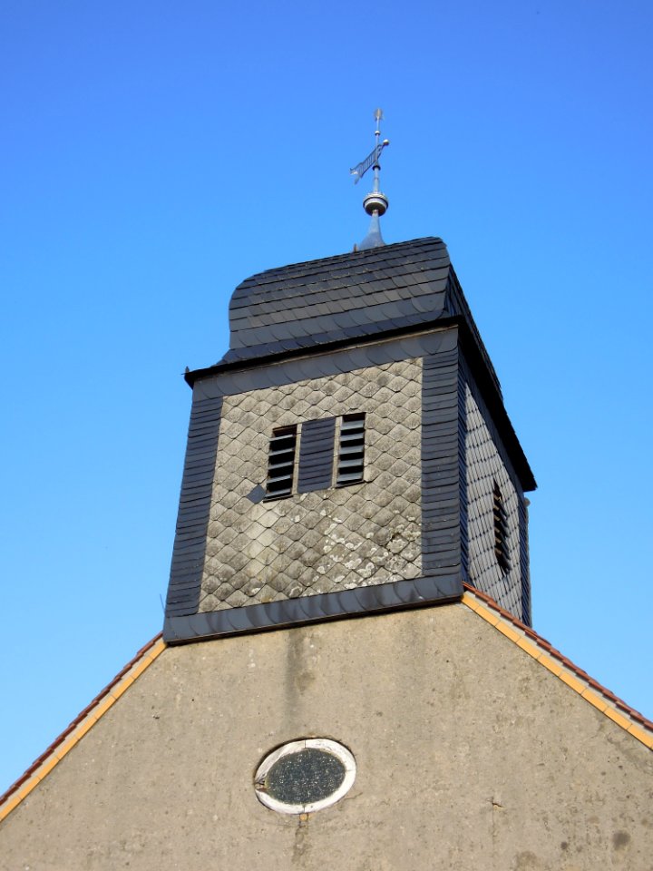 Kirche Grabo bei Straach -Westgiebel und Turmspitze mit Geläutöffnungen im Detail- Ende September 2020