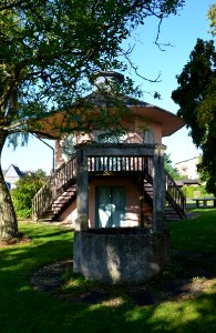 Kirchberg (Hunsrück), Gartenhäuschen, Simmerner Straße, bei Nr. 25 mit Brunnen