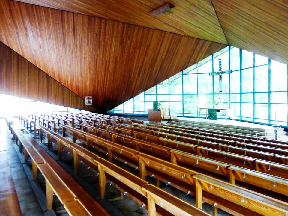 Kirche am Lietzensee innen Schrägansicht