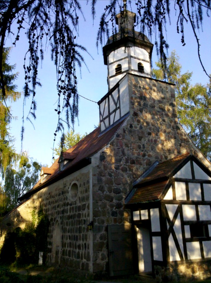 Kirche Bülzig -Vorbau mit Zutritt unterhalb Kirchturm- im Juli 2020b
