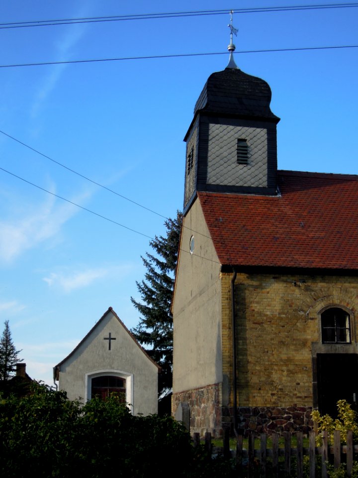 Kirche Grabo bei Straach -Westgiebel nebst Kapelle hochkant straßenseitig- Ende September 2020