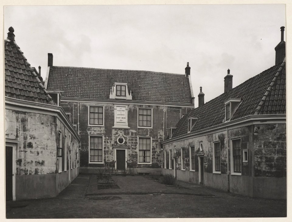Klein heiligland. Het Vrouwe en Anthonie Gasthuis. oostzijde met binnenplaats. NL-HlmNHA 54004680
