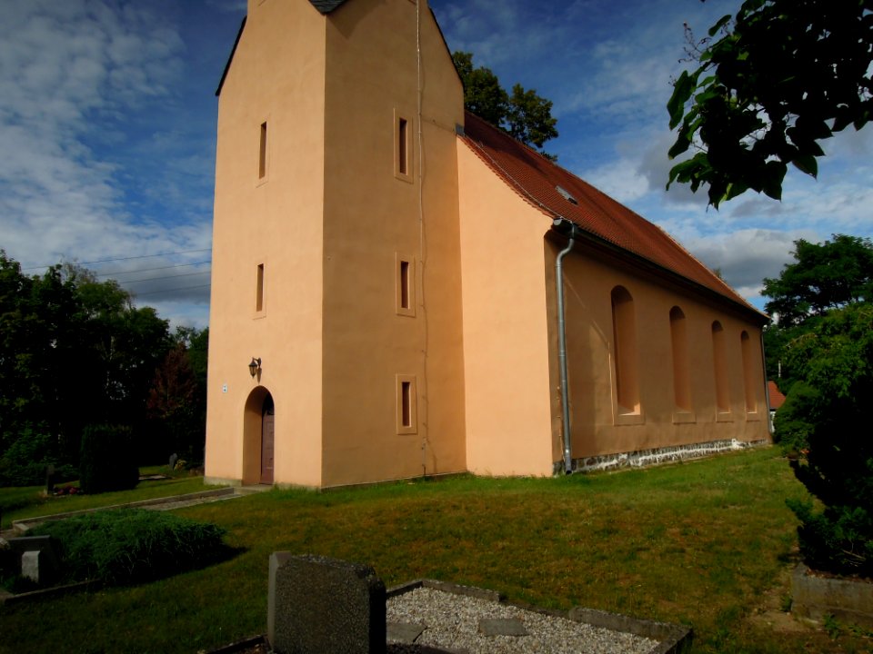 Kirche Dobien -Südfassade mit Turmbasis- August 2020