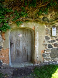 Kirche Gommlo -Hauptportal auf der Nordseite unterhalb des Turms- Anfang September 2020