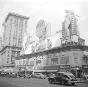 Kledingwinkel Bond Clothes op Times Square, gezien richting Broadway, Bestanddeelnr 191-0807 photo