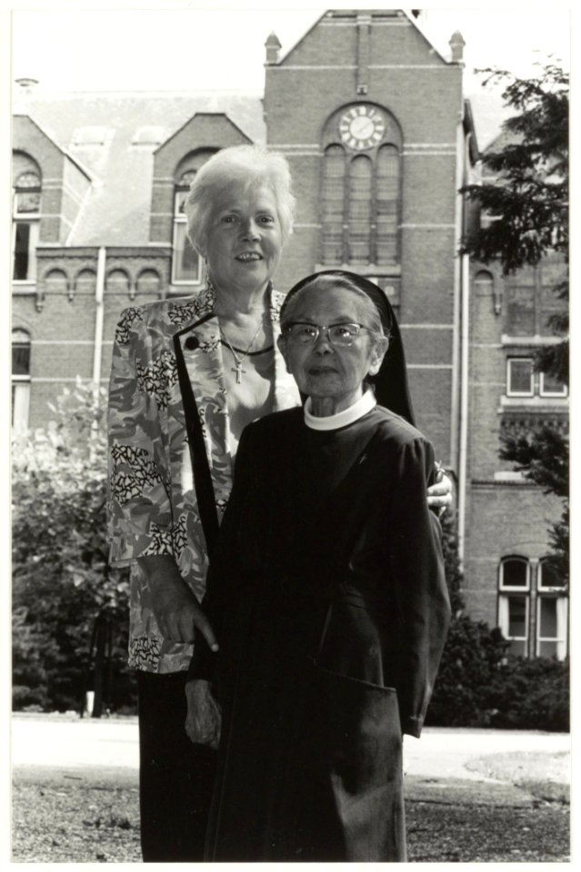 Klooster St. Lucia 150 jaar. De oudste en de jongste non in Bennebroek moeder Marie-Bernard (58) en zuster Lucia (90). NL-HlmNHA 54037136