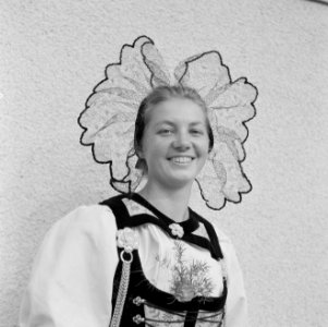 Klederdrachten, vrouwen, portretten, Ruch, Margrit, Oberbottigen, Bestanddeelnr 254-3983