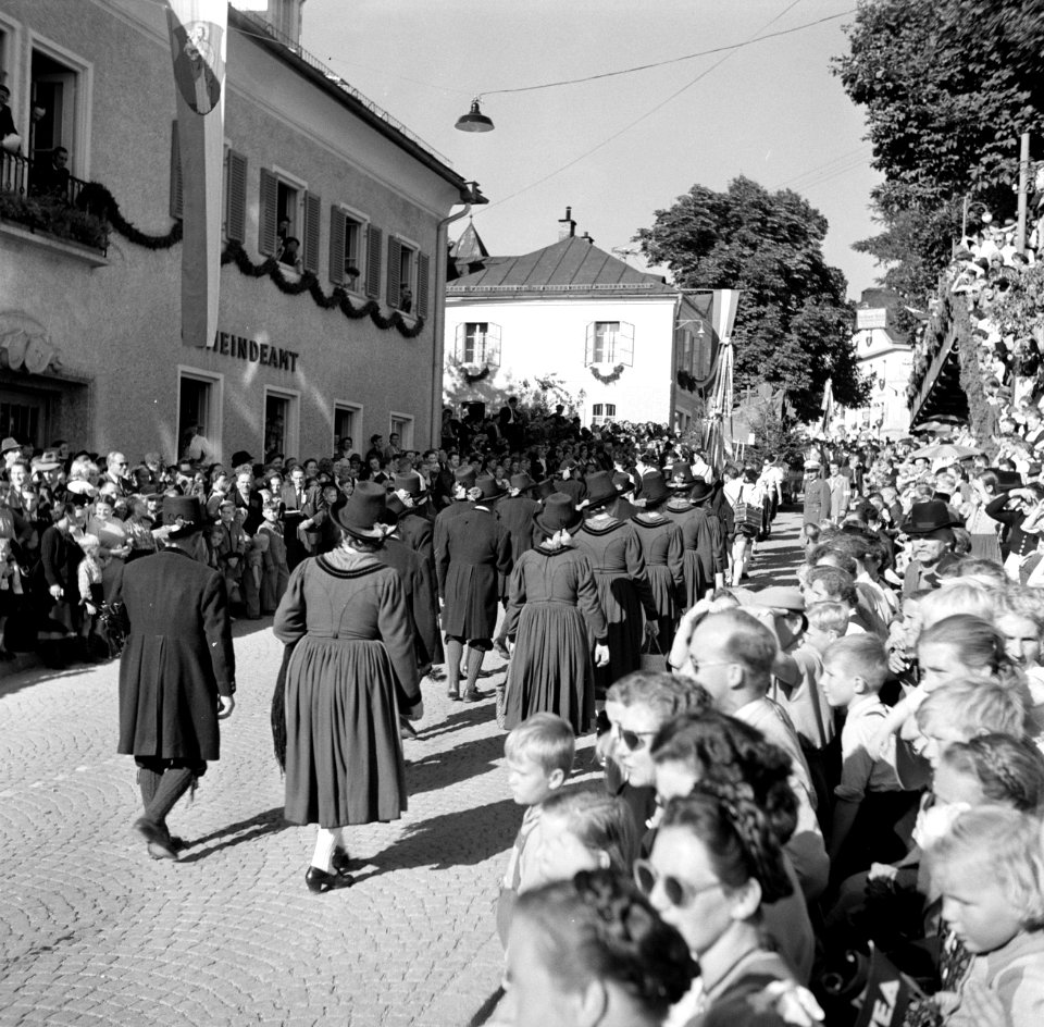 Klederdrachtgroep in de optocht bij de oogstfeesten, Bestanddeelnr 254-1887
