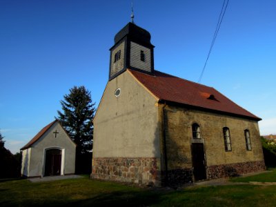 Kirche Grabo bei Straach -Südwestansicht mit Nebengebäude hofseitig- Ende September 2020