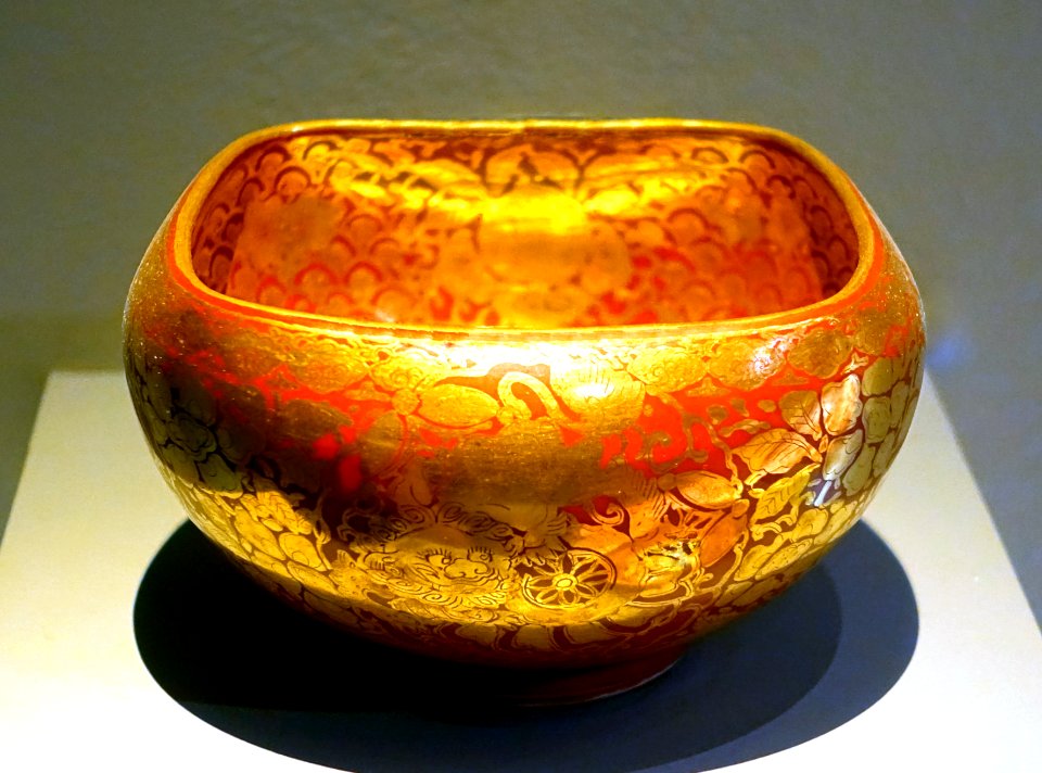Kinrande-style tea bowl (chawan), attributed to Eiraku Hozen, Kyoto, Japan, c. 1830, porcelain, underglaze blue, red enamel, gilding - Montreal Museum of Fine Arts - Montreal, Canada - DSC09515A (retouched)