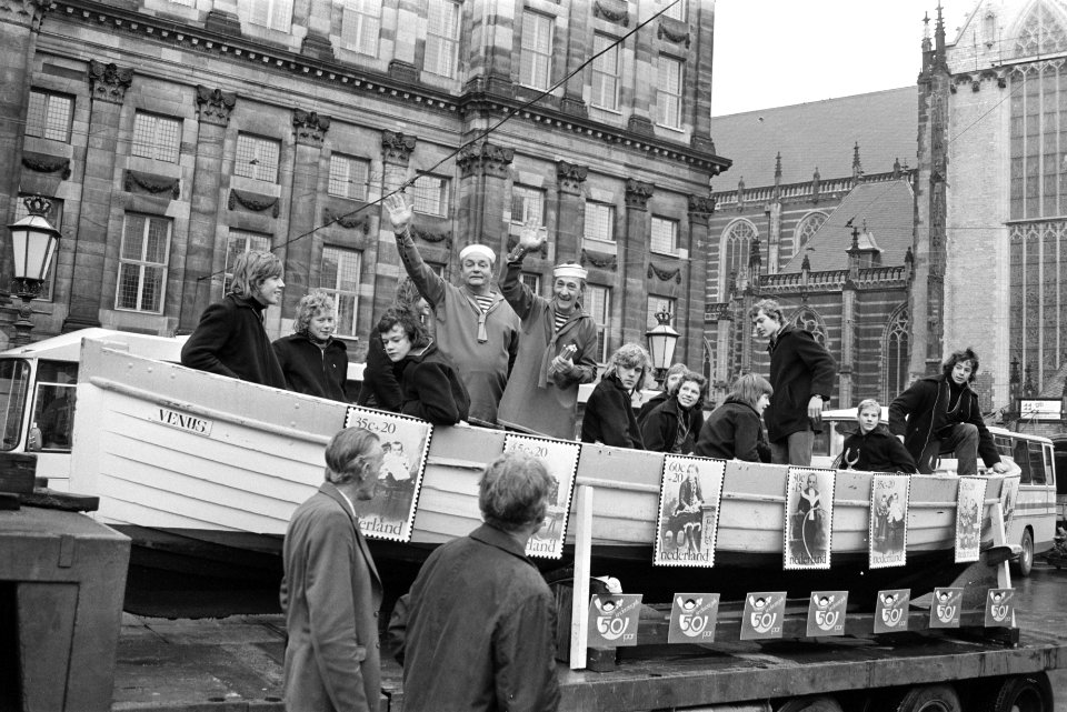 Kinderpostzegelactie op Dam in Amsterdam van start gegaan Peppi en Kokki (de Cam, Bestanddeelnr 927-5760