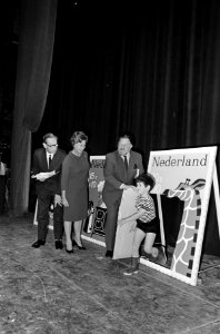 Kinderpostzegels in de verkoop Dikkertje Dap komt uit een levensgrote postzegel, Bestanddeelnr 920-8388