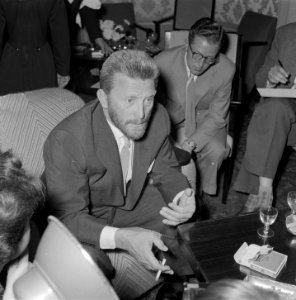 Kirk Douglas in Amstelhotel hij is in Nederland voor opnamen voor de film Lust, Bestanddeelnr 907-4178