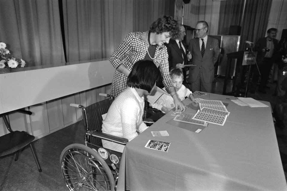 Kinderpostzegels, leerlingen, revalidatiecentra, politici, Bestanddeelnr 931-7959