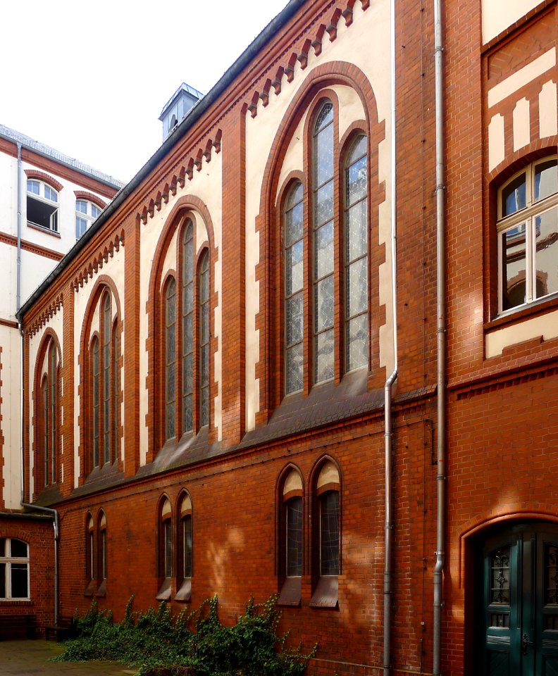 Kirche im Katharinenstift Innenhof von Nord