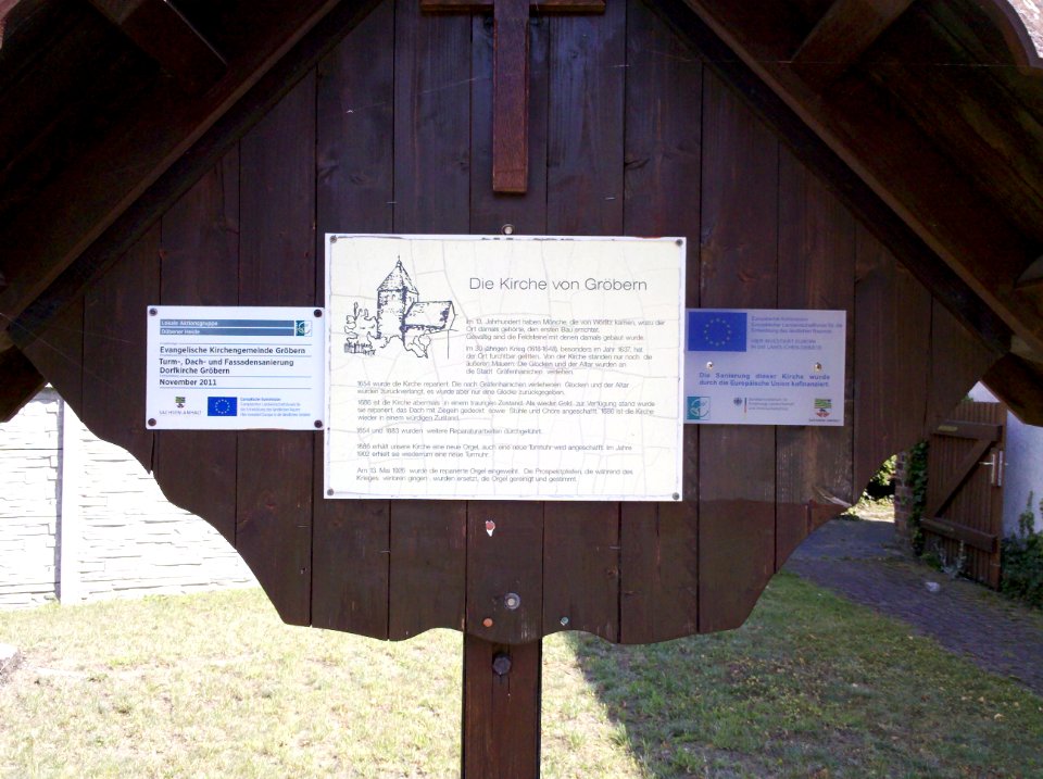Kirche Gröbern -Infotäfelchen mit Geschichtlichem- im Juli 2020