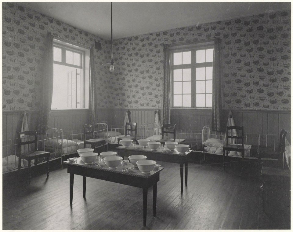 Kinderslaapkamer in het Haarlems Kindertehuis in de Thorbeckestraat, Inventarisnummer NL-HlmNHA 24108