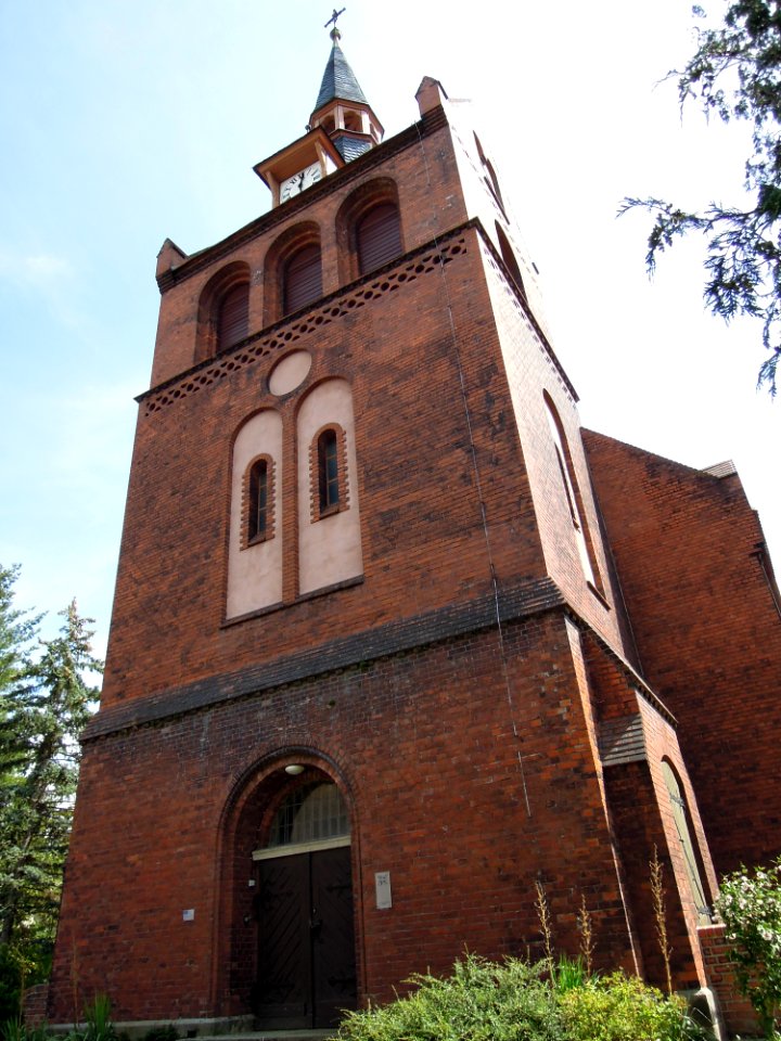 Kirche Dabrun -Öffnungen Geläut, stilistisch größere Fenster und Hauptportal in der Westseite des Turms- im August 2020