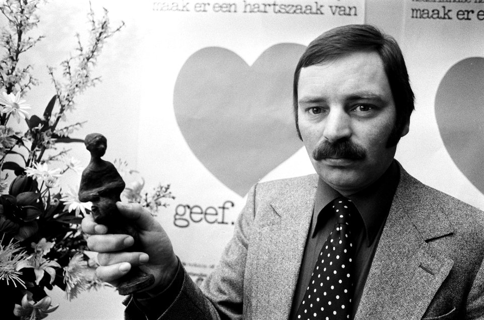 Kinderhartenfonds reikt prijs uit aan Cas Brugman in Den Haag Cas Brugman met , Bestanddeelnr 927-8537