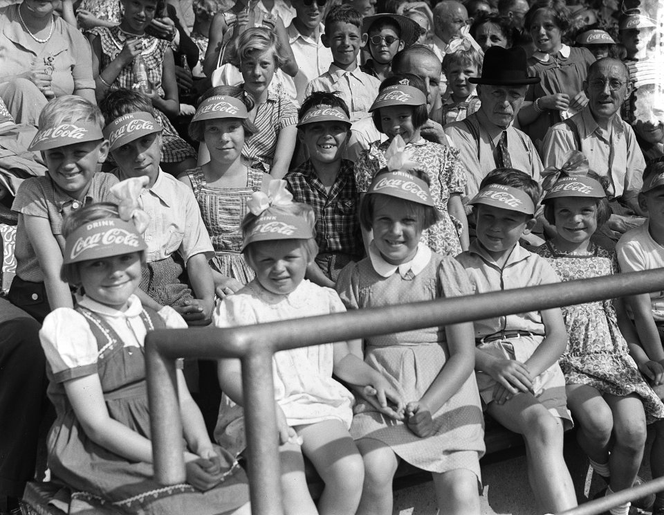 Kindervakantiefeest Olympisch Stadion ballonopstijging kinderen in Coca Cola, Bestanddeelnr 905-8850