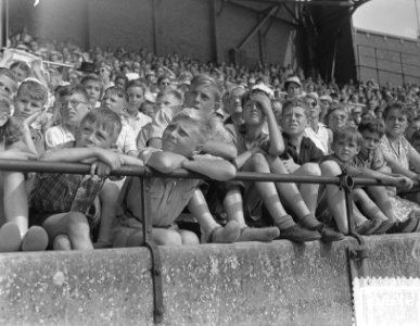 Kindervakantiefeest Olympisch Stadion ballonopstijging kinderen in tribune, Bestanddeelnr 905-8848